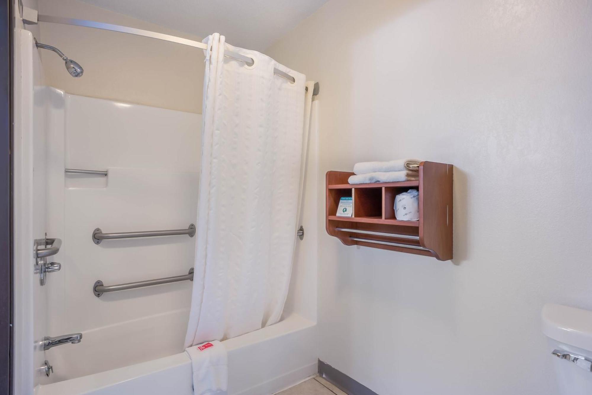 Econo Lodge Cedar Rapids Room photo