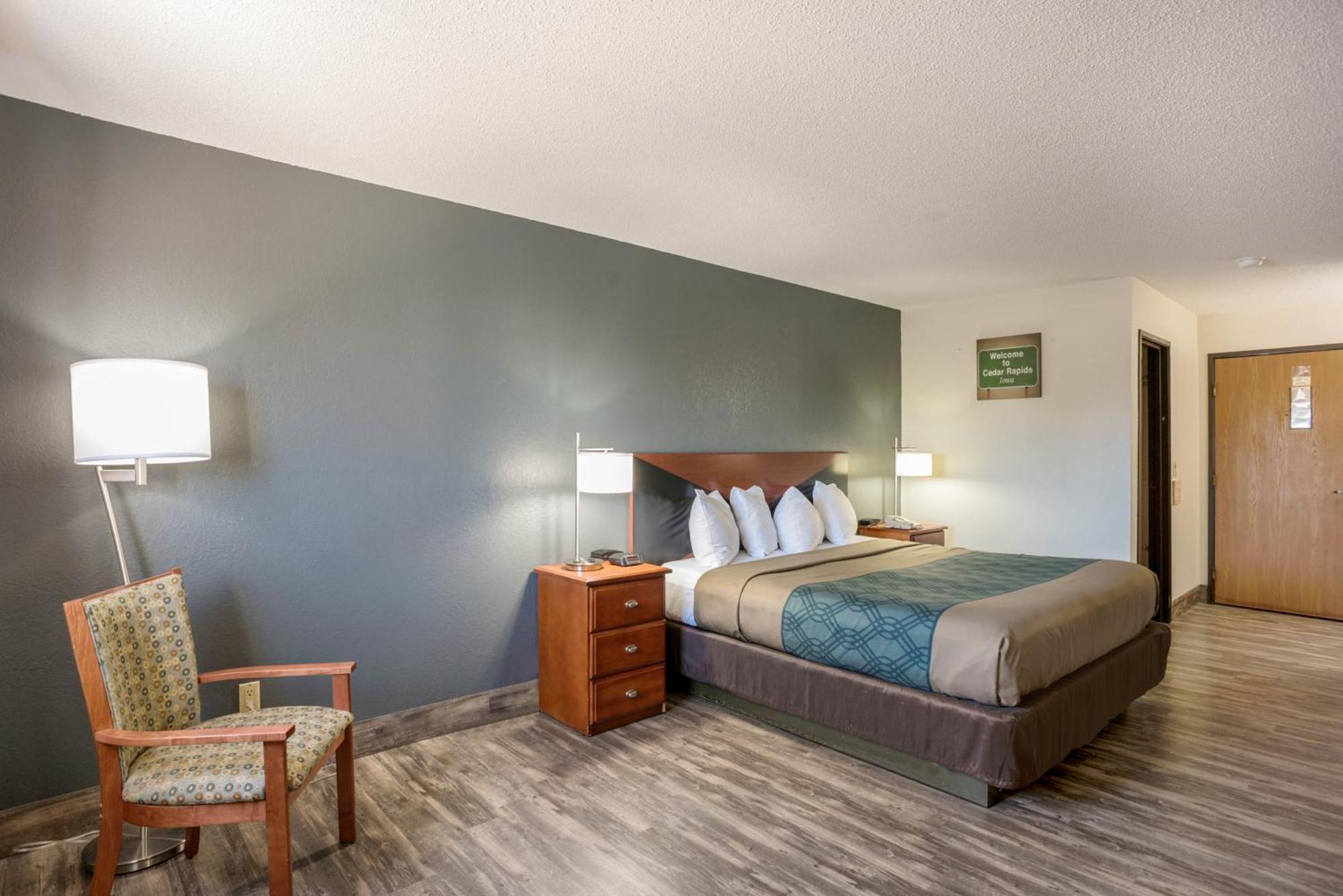 Econo Lodge Cedar Rapids Room photo