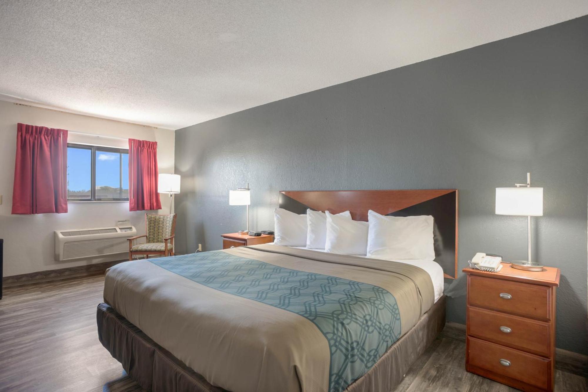 Econo Lodge Cedar Rapids Room photo
